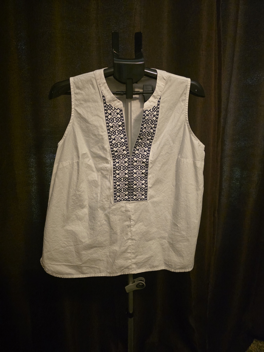 Chaps White Sleeveless Embroidered Split-Neck Camisole with Navy Trim
